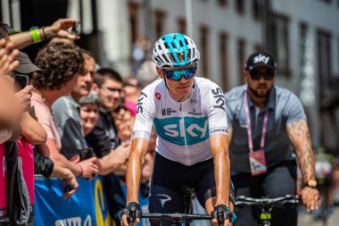 Tolmezzo, İtalya 20 Mayıs 2018: Chris Froome, Sky Team, kalabalık, İtalya 2018 Tur zor dağ sahne önce podyum imza giderek gülümsüyor.