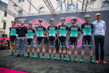 Tolmezzo, İtalya 20 Mayıs 2018: Tam Bora Hansgrohe takım sadece önce hareket imza sahnede Sappada, Tur, İtalya 2018 için Tolmezzo bir sert dağına sahne alanı'nın.