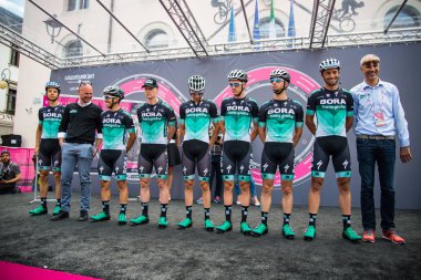 Tolmezzo, İtalya 20 Mayıs 2018: Tam Bora Hansgrohe takım sadece önce hareket imza sahnede Sappada, Tur, İtalya 2018 için Tolmezzo bir sert dağına sahne alanı'nın.