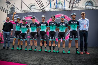 Tolmezzo, İtalya 20 Mayıs 2018: Tam Bora Hansgrohe takım sadece önce hareket imza sahnede Sappada, Tur, İtalya 2018 için Tolmezzo bir sert dağına sahne alanı'nın.