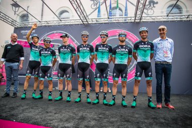 Tolmezzo, İtalya 20 Mayıs 2018: Tam Bora Hansgrohe takım sadece önce hareket imza sahnede Sappada, Tur, İtalya 2018 için Tolmezzo bir sert dağına sahne alanı'nın.