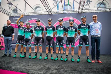 Tolmezzo, İtalya 20 Mayıs 2018: Tam Bora Hansgrohe takım sadece önce hareket imza sahnede Sappada, Tur, İtalya 2018 için Tolmezzo bir sert dağına sahne alanı'nın.