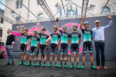 Tolmezzo, İtalya 20 Mayıs 2018: Tam Bora Hansgrohe takım sadece önce hareket imza sahnede Sappada, Tur, İtalya 2018 için Tolmezzo bir sert dağına sahne alanı'nın.