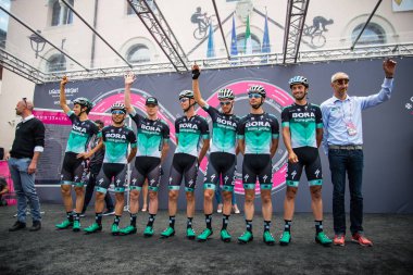 Tolmezzo, İtalya 20 Mayıs 2018: Tam Bora Hansgrohe takım sadece önce hareket imza sahnede Sappada, Tur, İtalya 2018 için Tolmezzo bir sert dağına sahne alanı'nın.