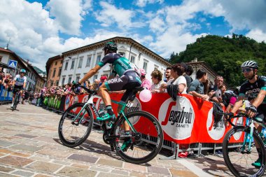 Tolmezzo, İtalya 20 Mayıs 2018: Profesyonel Bisiklete binme kısa bir süre önce Sappada, Tur, İtalya 2018 için bir sert dağına sahne alanı'ndan Tolmezzo.