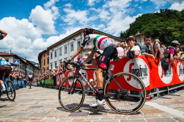 Tolmezzo, İtalya 20 Mayıs 2018: Fabio Aru, BAE ekibi, gözle görülür Otobüs tur İtalya 2018 zor dağ aşamasında önce hamle podyum imzalar için endişeli.