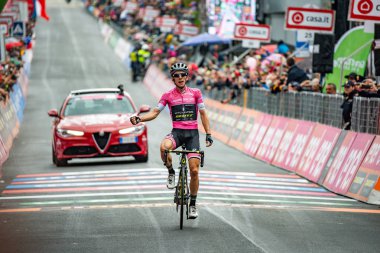 Sappada, İtalya 20 Mayıs 2018: Simon yaman, Mitchelton-Scott takımı, pembe Jersey'deki podyum sahne zafer kutluyor ve lideri İtalya Tur 2018 Genel sınıflandırma.