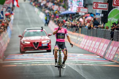 Sappada, İtalya 20 Mayıs 2018: Simon yaman, Mitchelton-Scott takımı, pembe Jersey'deki podyum sahne zafer kutluyor ve lideri İtalya Tur 2018 Genel sınıflandırma.