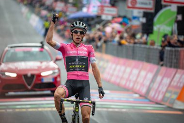 Sappada, İtalya 20 Mayıs 2018: Simon yaman, Mitchelton-Scott takımı, pembe Jersey'deki podyum sahne zafer kutluyor ve lideri İtalya Tur 2018 Genel sınıflandırma.