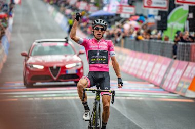 Sappada, İtalya 20 Mayıs 2018: Simon yaman, Mitchelton-Scott takımı, pembe Jersey'deki podyum sahne zafer kutluyor ve lideri İtalya Tur 2018 Genel sınıflandırma.