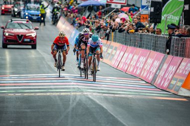 Sappada, İtalya 20 Mayıs 2018: Profesyonel bisikletçiler Sappada son satırında İtalya Tur 2018 sert dağına aşaması sonra.
