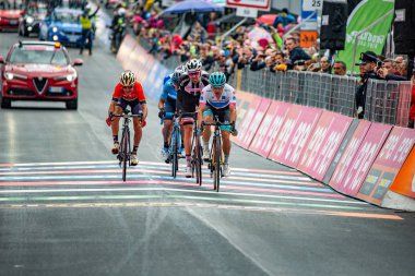 Sappada, İtalya 20 Mayıs 2018: Profesyonel bisikletçiler Sappada son satırında İtalya Tur 2018 sert dağına aşaması sonra.
