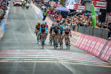 Sappada, İtalya 20 Mayıs 2018: Grup, profesyonel bisikletçiler Davide Formolo Tur İtalya 2018 sert dağına aşaması sonra Sappada son satırda ile.