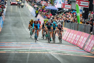 Sappada, İtalya 20 Mayıs 2018: Grup, profesyonel bisikletçiler Davide Formolo Tur İtalya 2018 sert dağına aşaması sonra Sappada son satırda ile.