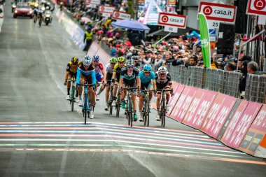 Sappada, İtalya 20 Mayıs 2018: Grup, profesyonel bisikletçiler Davide Formolo Tur İtalya 2018 sert dağına aşaması sonra Sappada son satırda ile.