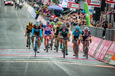 Sappada, İtalya 20 Mayıs 2018: Grup, profesyonel bisikletçiler Davide Formolo Tur İtalya 2018 sert dağına aşaması sonra Sappada son satırda ile.