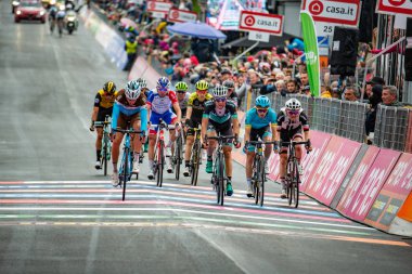 Sappada, İtalya 20 Mayıs 2018: Grup, profesyonel bisikletçiler Davide Formolo Tur İtalya 2018 sert dağına aşaması sonra Sappada son satırda ile.