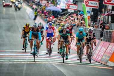 Sappada, İtalya 20 Mayıs 2018: Grup, profesyonel bisikletçiler Davide Formolo Tur İtalya 2018 sert dağına aşaması sonra Sappada son satırda ile.