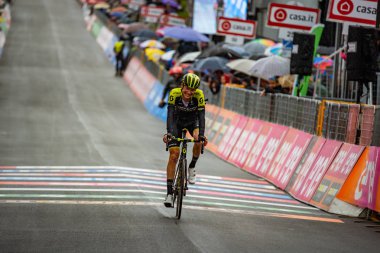 Sappada, İtalya 20 Mayıs 2018: Profesyonel bisikletçiler Sappada son satırında İtalya Tur 2018 sert dağına aşaması sonra.