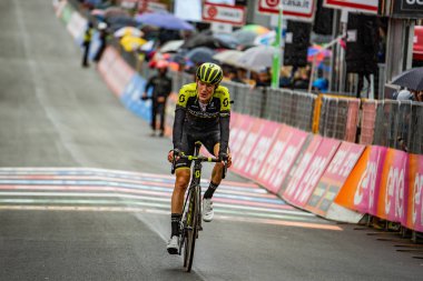 Sappada, İtalya 20 Mayıs 2018: Profesyonel bisikletçiler Sappada son satırında İtalya Tur 2018 sert dağına aşaması sonra.