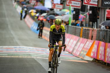 Sappada, İtalya 20 Mayıs 2018: Profesyonel bisikletçiler Sappada son satırında İtalya Tur 2018 sert dağına aşaması sonra.