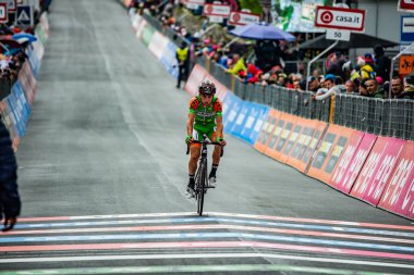 Sappada, İtalya 20 Mayıs 2018: Profesyonel bisikletçiler Sappada son satırında İtalya Tur 2018 sert dağına aşaması sonra.