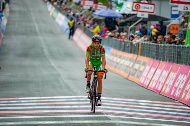 Sappada, İtalya 20 Mayıs 2018: Profesyonel bisikletçiler Sappada son satırında İtalya Tur 2018 sert dağına aşaması sonra.