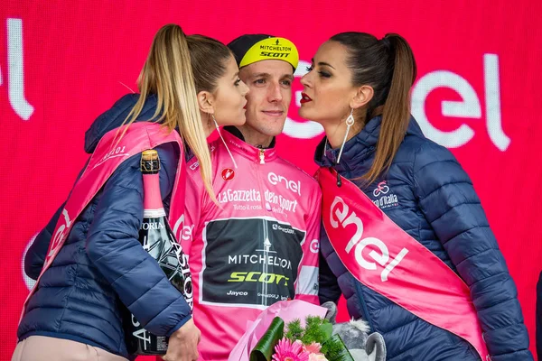 サッパーダ イタリア 2018 サイモン イェーツ ピンクのジャージで Mitchelton スコット チーム表彰台でステージ勝利を祝うし イタリア — ストック写真
