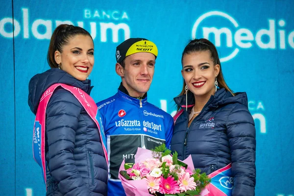 Sappada, İtalya 20 Mayıs 2018: Simon yaman, Mitchelton-Scott takımı, mavi Jersey'deki podyum sahne zafer kutluyor ve İtalya Tur 2018 dağcı sınıflandırılması lideri kalır.