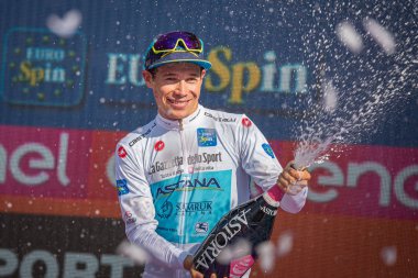 Verona, İtalya 2 Haziran 2019: Miguel Angel Lopez, Astana Takımı, Beyaz Mayoyla Verona Arenası'nda İtalya Turu 2019'un genç klasmanının zaferini kutluyor.