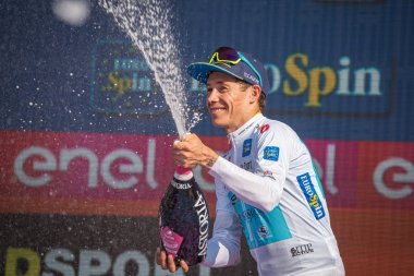 Verona, İtalya 2 Haziran 2019: Miguel ngel Lpez, Astana Takımı, Beyaz Mayoyla Verona Arenası'nda İtalya Turu 2019'un genç klasmanının zaferini kutluyor.