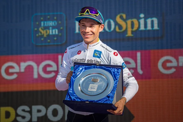 Verona, İtalya 2 Haziran 2019: Miguel ngel Lpez, Astana Takımı, Beyaz Mayoyla Verona Arenası'nda İtalya Turu 2019'un genç klasmanının zaferini kutluyor.