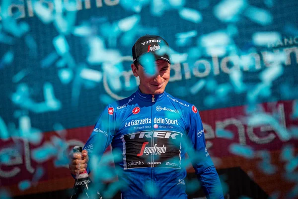 Verona, İtalya 2 Haziran 2019: Giulio Ciccone, Trek Team, mavi mayoyla Verona Arenası sahnesinde Giro d'Italia 2019 dağcılar klasmanının zaferini kutluyor.