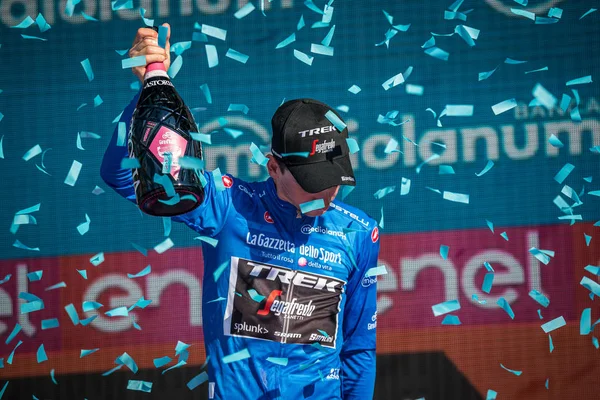Verona, İtalya 2 Haziran 2019: Giulio Ciccone, Trek Team, mavi mayoyla Verona Arenası sahnesinde Giro d'Italia 2019 dağcılar klasmanının zaferini kutluyor.