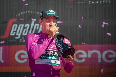 Verona, İtalya 2 Haziran 2019: Pascal Ackermann, Bora - hansgrohe Team, mor mayoyla Verona Arenası sahnesinde İtalya İtalya Giro d'Italia 2019 sprinter sınıflandırmazaferini kutluyor.