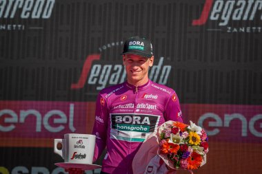 Verona, İtalya 2 Haziran 2019: Pascal Ackermann, Bora - hansgrohe Team, mor mayoyla Verona Arenası sahnesinde İtalya İtalya Giro d'Italia 2019 sprinter sınıflandırmazaferini kutluyor.