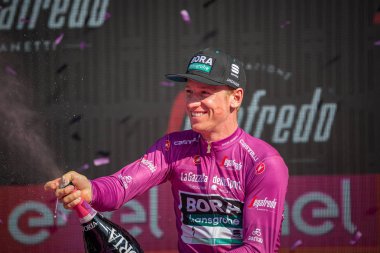 Verona, İtalya 2 Haziran 2019: Pascal Ackermann, Bora - hansgrohe Team, mor mayoyla Verona Arenası sahnesinde İtalya İtalya Giro d'Italia 2019 sprinter sınıflandırmazaferini kutluyor.