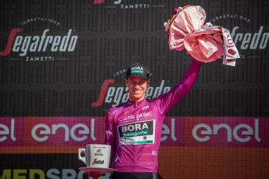 Verona, İtalya 2 Haziran 2019: Pascal Ackermann, Bora - hansgrohe Team, mor mayoyla Verona Arenası sahnesinde İtalya İtalya Giro d'Italia 2019 sprinter sınıflandırmazaferini kutluyor.