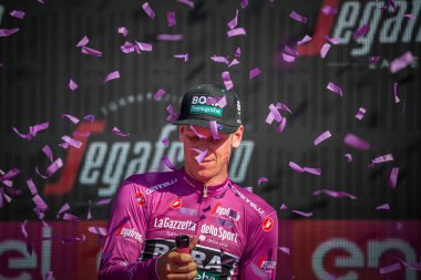 Verona, İtalya 2 Haziran 2019: Pascal Ackermann, Bora - hansgrohe Team, mor mayoyla Verona Arenası sahnesinde İtalya İtalya Giro d'Italia 2019 sprinter sınıflandırmazaferini kutluyor.