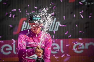 Verona, İtalya 2 Haziran 2019: Pascal Ackermann, Bora - hansgrohe Team, mor mayoyla Verona Arenası sahnesinde İtalya İtalya Giro d'Italia 2019 sprinter sınıflandırmazaferini kutluyor.