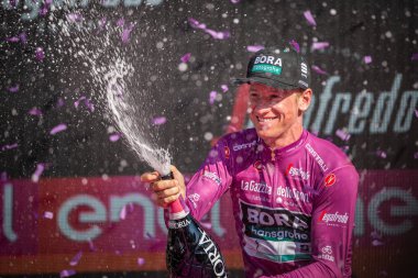 Verona, İtalya 2 Haziran 2019: Pascal Ackermann, Bora - hansgrohe Team, mor mayoyla Verona Arenası sahnesinde İtalya İtalya Giro d'Italia 2019 sprinter sınıflandırmazaferini kutluyor.