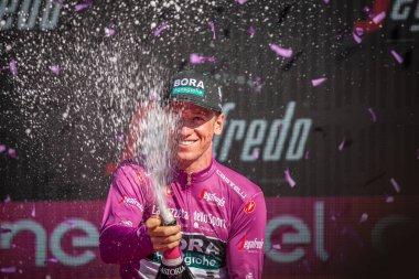 Verona, İtalya 2 Haziran 2019: Pascal Ackermann, Bora - hansgrohe Team, mor mayoyla Verona Arenası sahnesinde İtalya İtalya Giro d'Italia 2019 sprinter sınıflandırmazaferini kutluyor.