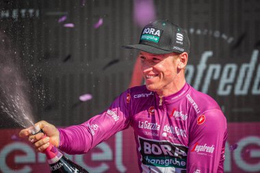 Verona, İtalya 2 Haziran 2019: Pascal Ackermann, Bora - hansgrohe Team, mor mayoyla Verona Arenası sahnesinde İtalya İtalya Giro d'Italia 2019 sprinter sınıflandırmazaferini kutluyor.