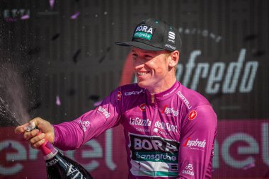 Verona, İtalya 2 Haziran 2019: Pascal Ackermann, Bora - hansgrohe Team, mor mayoyla Verona Arenası sahnesinde İtalya İtalya Giro d'Italia 2019 sprinter sınıflandırmazaferini kutluyor.