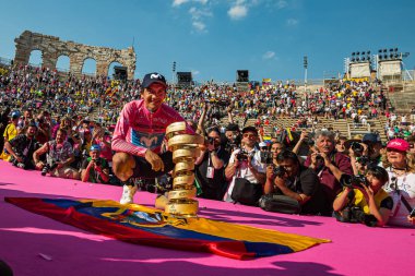 Verona, İtalya 2 Haziran 2019: Movistar Takımı 'ndan Richard Carapaz, Verona Arenası' nın sahnesinde 21 gün süren zorlu yarışmanın ardından İtalya Turu 'nun zaferini kutluyor..