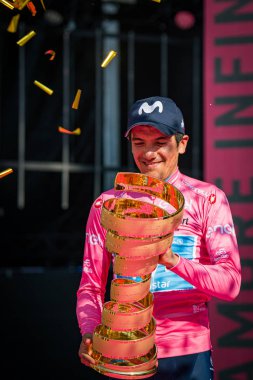 Verona, İtalya 2 Haziran 2019: Movistar Takımı 'ndan Richard Carapaz, Verona Arenası' nın sahnesinde 21 gün süren zorlu yarışmanın ardından İtalya Turu 'nun zaferini kutluyor..