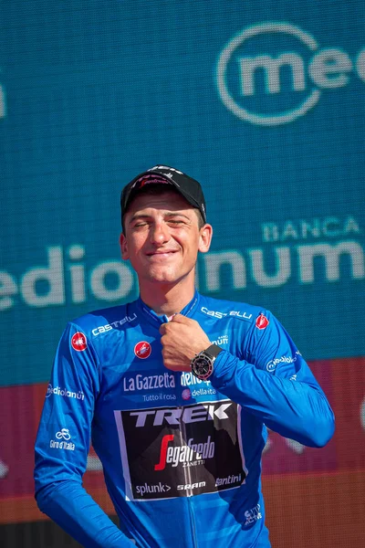 ヴェローナ イタリア 2019年6月2日 青いジャージを着たジュリオ チッコーネ トレック チームは ヴェローナのアリーナのステージでジロ ディタリア2019の登山者分類の勝利を祝います — ストック写真