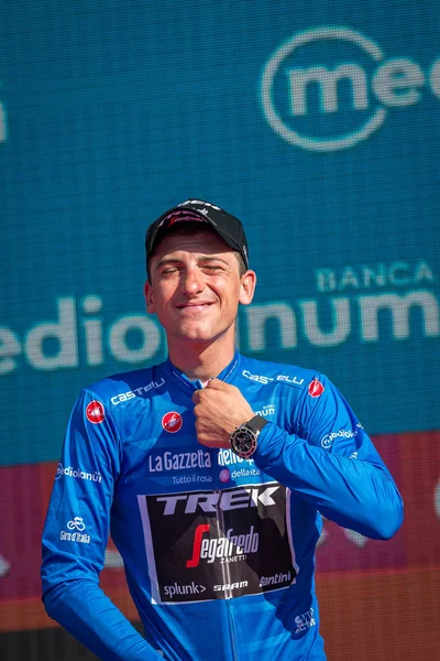 Verona, İtalya 2 Haziran 2019: Giulio Ciccone, Trek Team, mavi mayoyla Verona Arenası sahnesinde Giro d'Italia 2019 dağcılar klasmanının zaferini kutluyor.