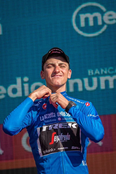 Verona, İtalya 2 Haziran 2019: Giulio Ciccone, Trek Team, mavi mayoyla Verona Arenası sahnesinde Giro d'Italia 2019 dağcılar klasmanının zaferini kutluyor.