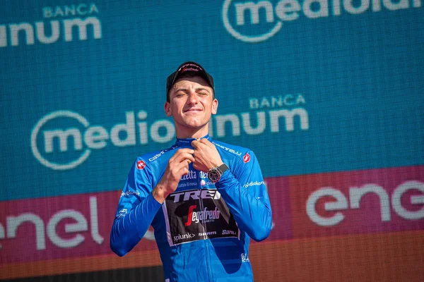Verona, İtalya 2 Haziran 2019: Giulio Ciccone, Trek Team, mavi mayoyla Verona Arenası sahnesinde Giro d'Italia 2019 dağcılar klasmanının zaferini kutluyor.